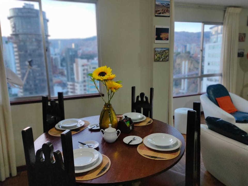 APARTAMENTO PRIVADO Piso 20a, CENTRICO, CERCA EMBAJADA USA, TELEFERICOS, MALLS, VISTAS 360, SOLEADO, ZONA SEGURA, CONCIERTOS Apartment in La Paz