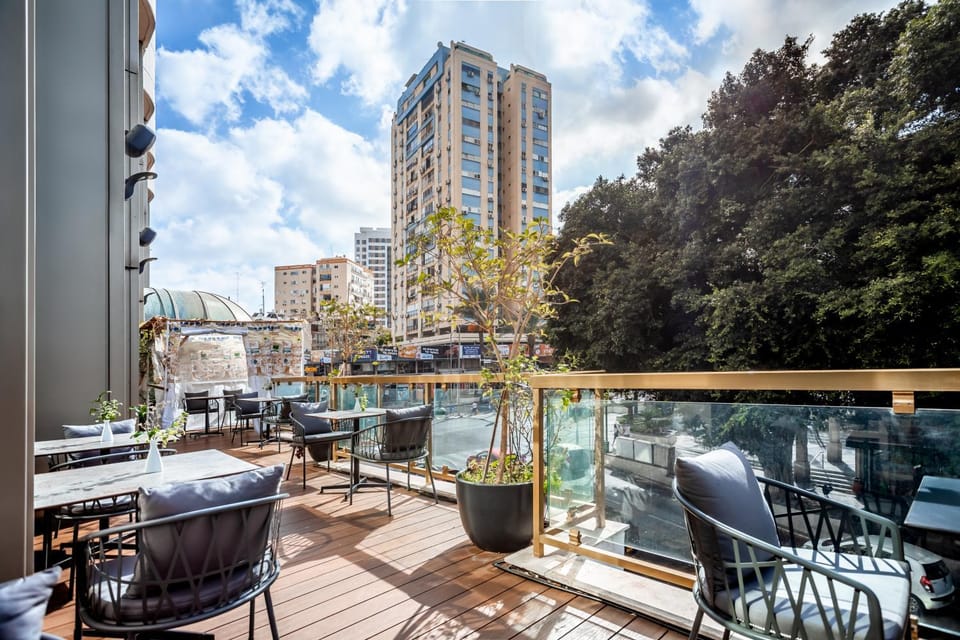 Restaurant/places to eat, Balcony/Terrace, Street view