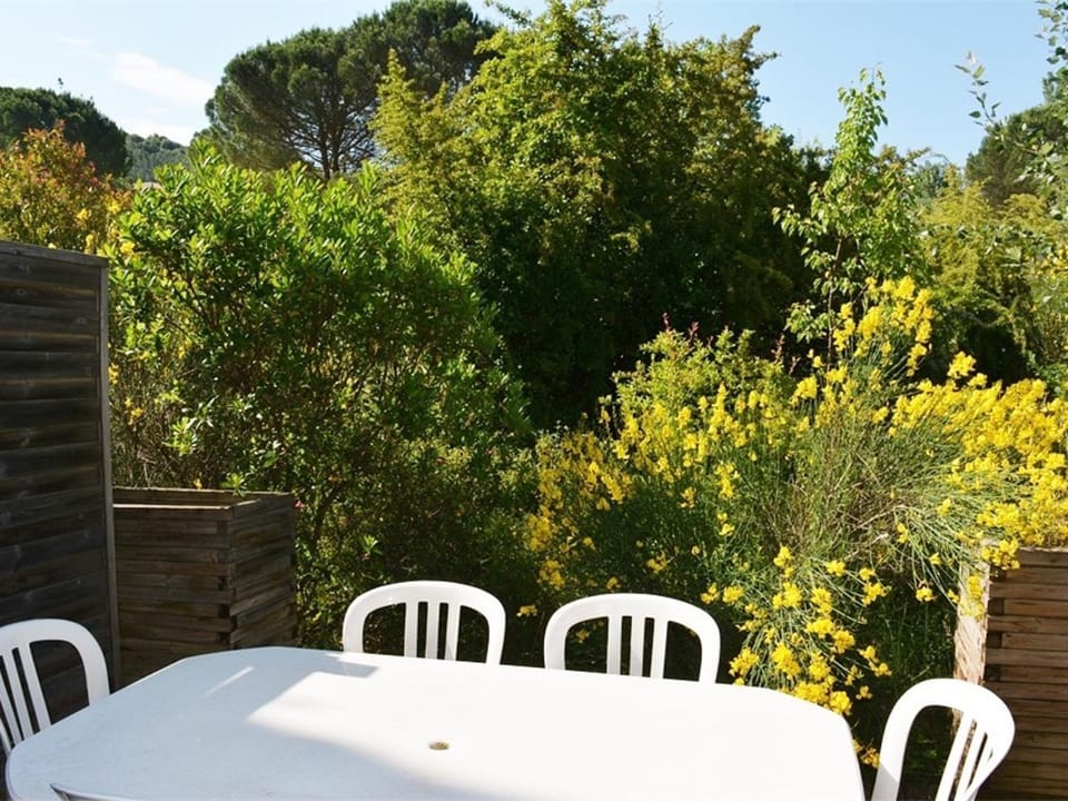 Maison en duplex avec terrasse, 6 pers, 3 pièces, à Grospierres, animaux admis, parking inclus - FR-1-382-23 House in Grospierres