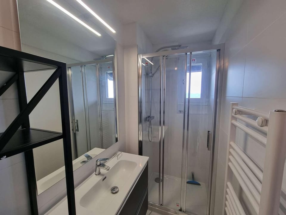 Studio rénové 2 pers - Balcon Sud - Animaux admis - FR-1-393-80 Apartment in Provence-Alpes-Côte d'Azur