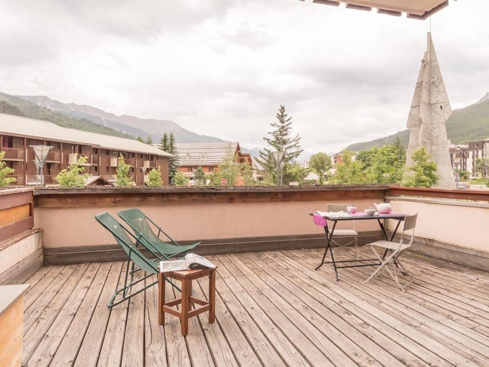 Charmant T2 avec grande terrasse, proche télécabines et commerces, parking inclus - FR-1-330F-43 Cabin in Saint-Chaffrey