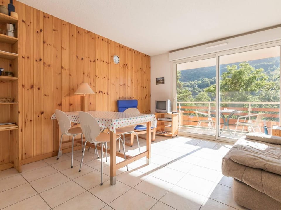 Joli 2 pièces proche commerces, télécabine, balcon, casier à skis Cabin in Briançon