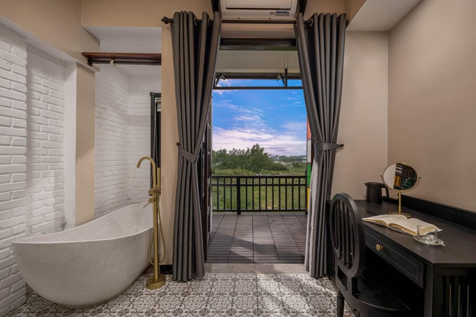 Day, Balcony/Terrace, City view, Garden view, Quiet street view, Inner courtyard view, Bath