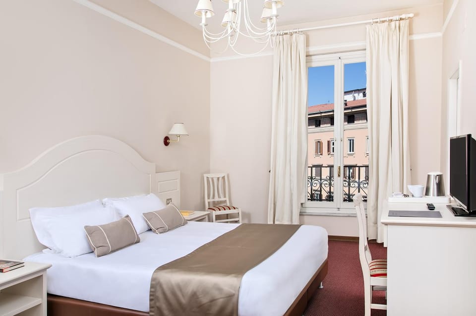 Property building, Bed, TV and multimedia, Photo of the whole room, Bedroom, hair dresser