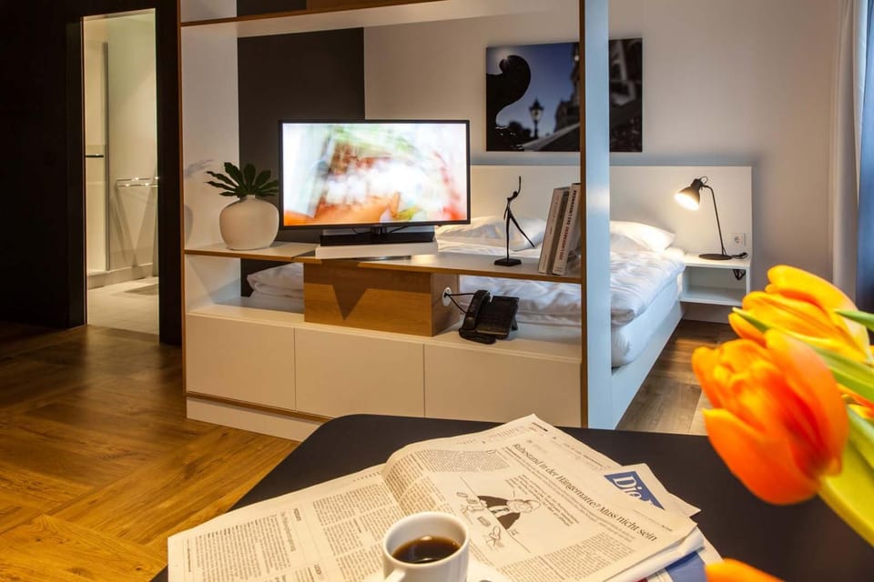 Bed, TV and multimedia, Photo of the whole room, Seating area