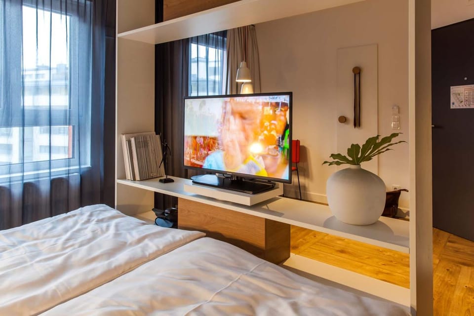 Bed, TV and multimedia, Photo of the whole room, Bedroom