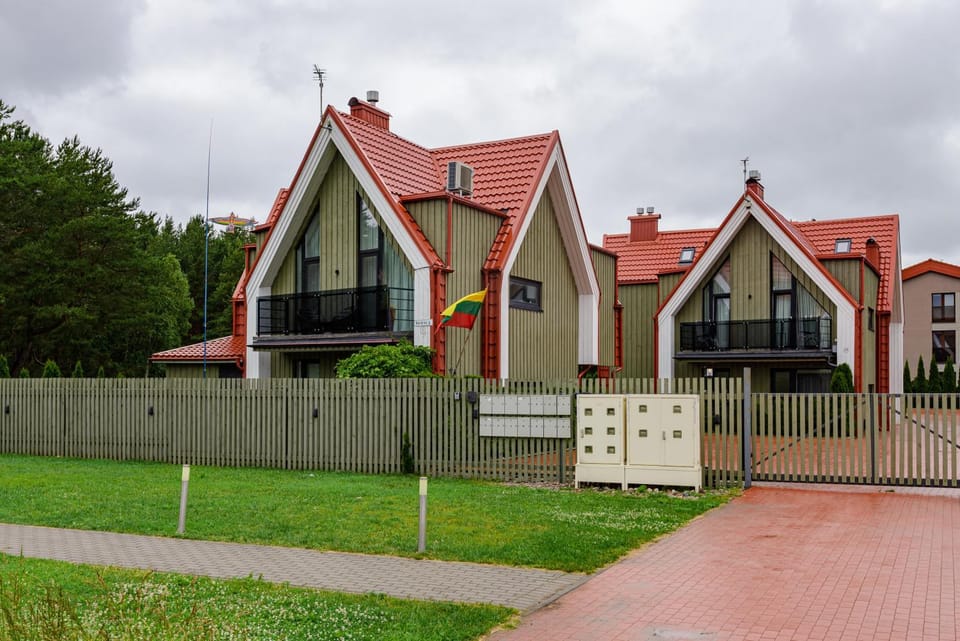Žalia Kopa Kotedžas su kiemeliu 200 m iki jūros Apartment in Palanga