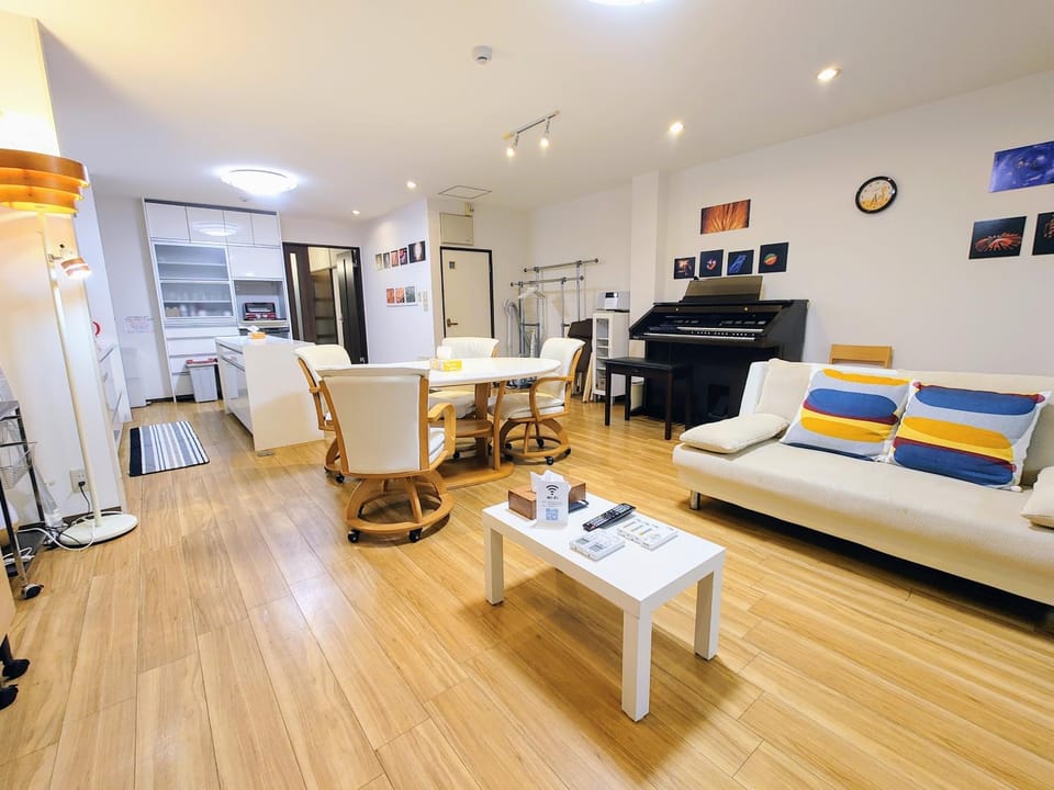 Living room, Photo of the whole room
