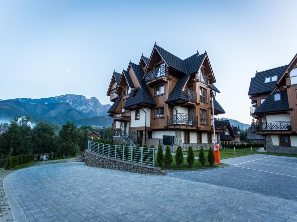 Property building, Facade/entrance, Neighbourhood, Parking