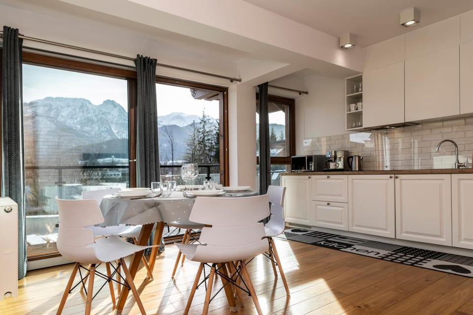 Kitchen or kitchenette, Dining area, Mountain view