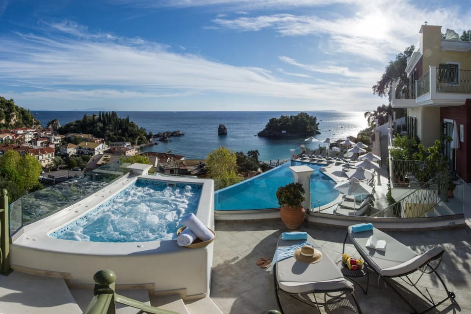 Property building, View (from property/room), Balcony/Terrace, Pool view, Sea view, Swimming pool, sunbed
