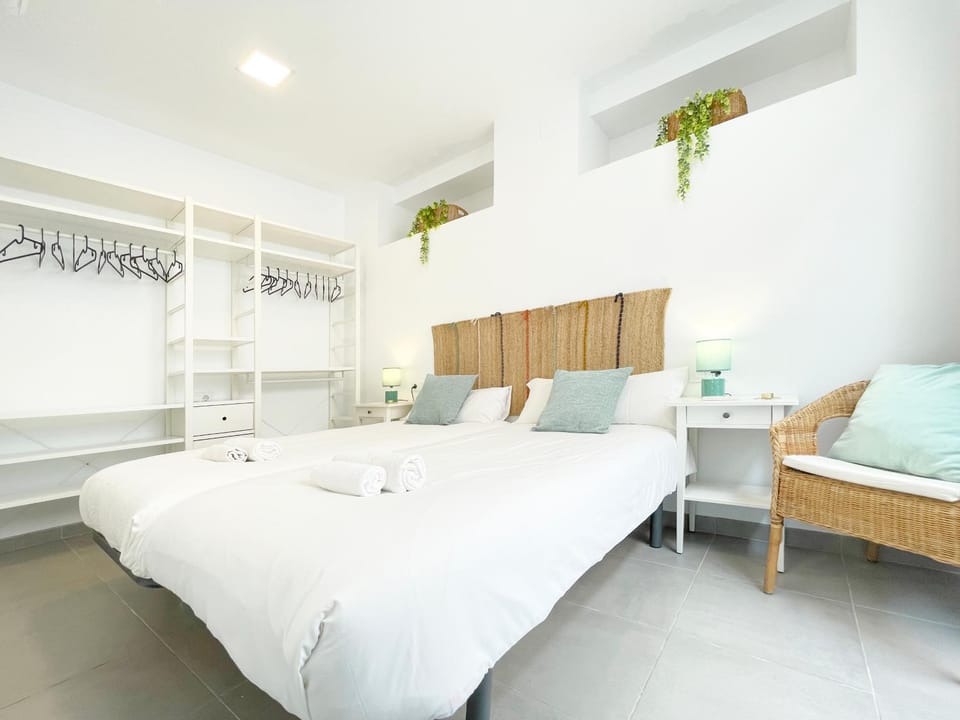 Bed, Photo of the whole room, Bedroom, towels