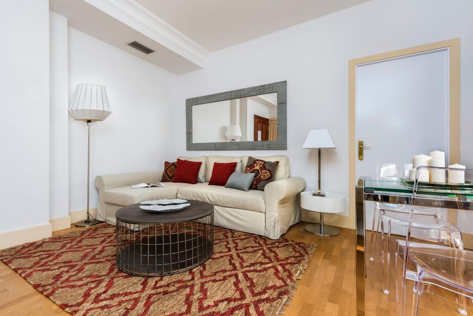 TV and multimedia, Living room, Decorative detail, Seating area, Dining area, Area and facilities