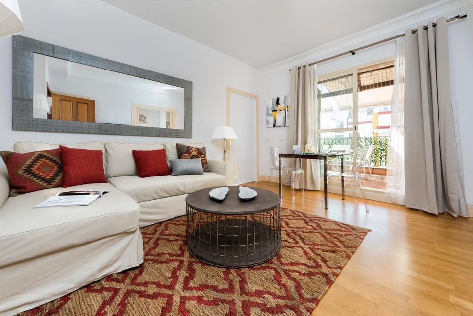 Nearby landmark, TV and multimedia, Balcony/Terrace, Living room, Other, Photo of the whole room, Decorative detail, Seating area, Dining area, Landmark view, Area and facilities