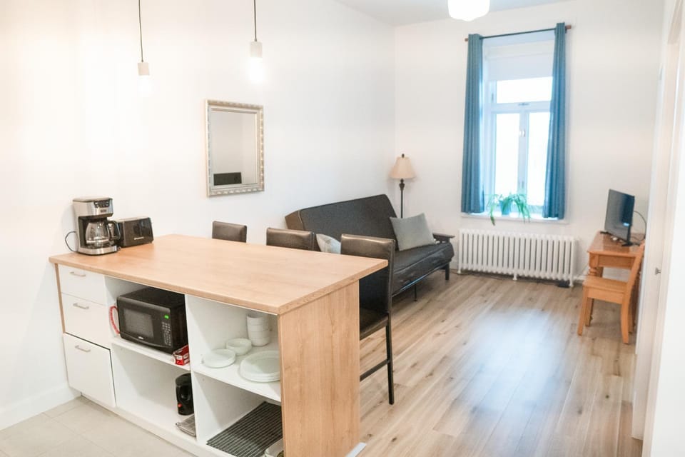 TV and multimedia, Kitchen or kitchenette, Living room, Seating area, Dining area