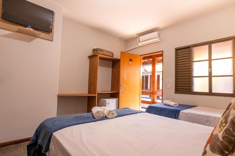 Bed, TV and multimedia, Photo of the whole room, Bedroom, towels, air conditioner