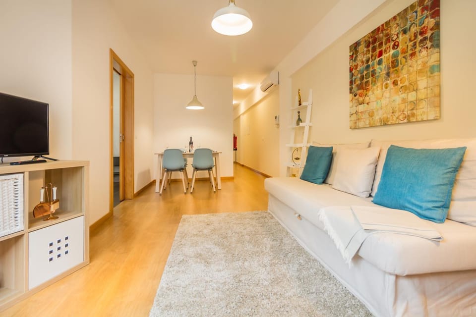 TV and multimedia, Living room, Decorative detail, Seating area, Dining area