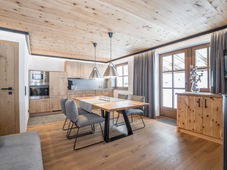 Kitchen or kitchenette, Dining area, oven, stove