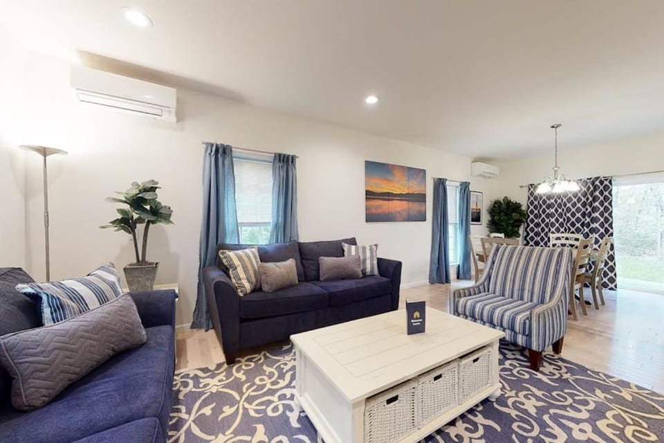 Oak Bluffs Beauty House in Tisbury