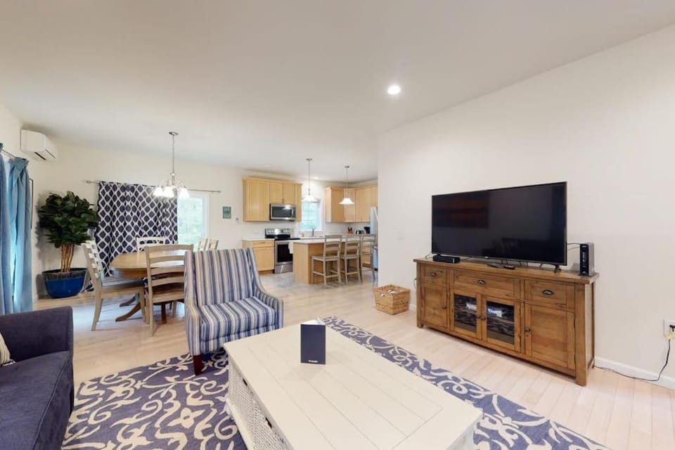 Oak Bluffs Beauty House in Tisbury