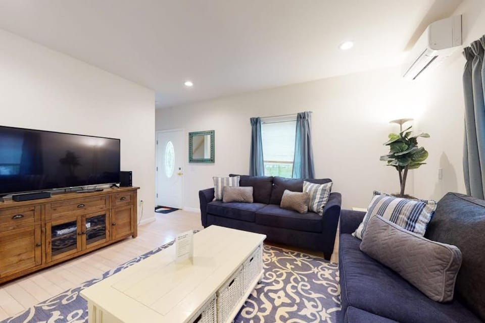 Oak Bluffs Beauty House in Tisbury