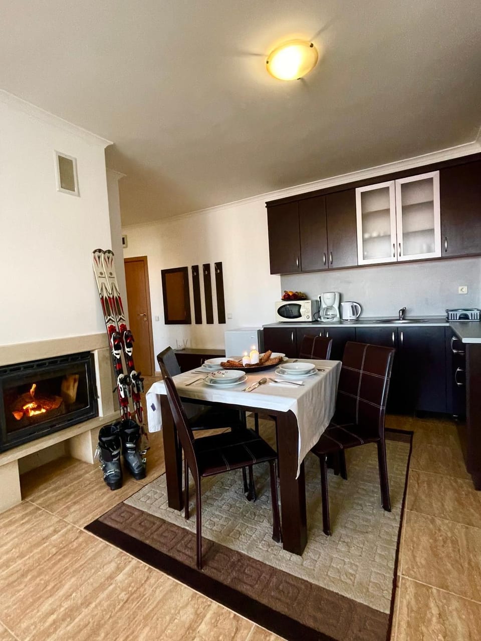 Kitchen or kitchenette, Dining area, minibar, stove