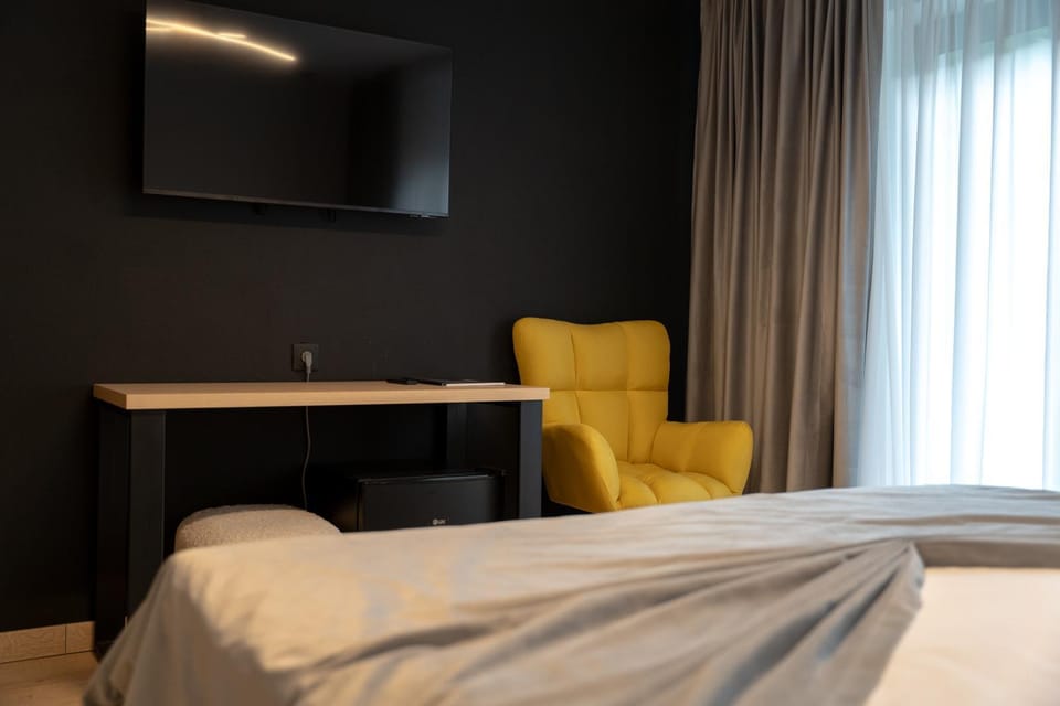 Bed, TV and multimedia, Seating area