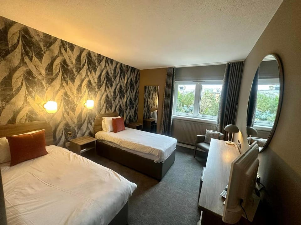 Bed, TV and multimedia, Photo of the whole room, Bedroom