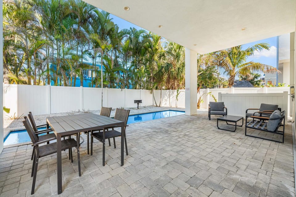 Patio, Day, Seating area, Swimming pool