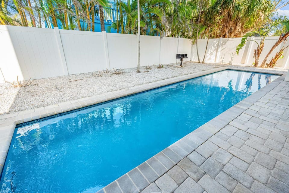 Day, Swimming pool