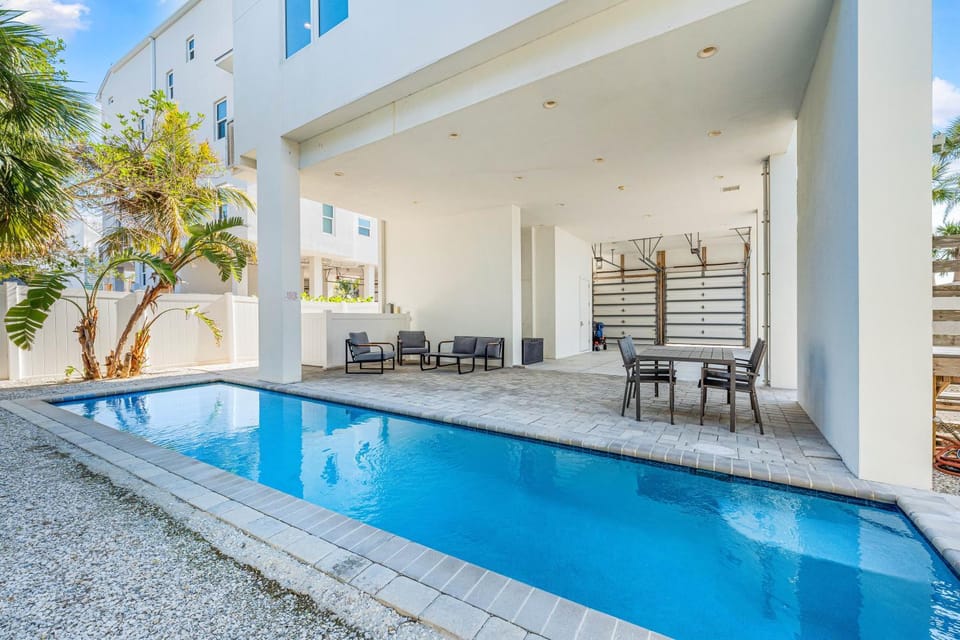 Day, Swimming pool