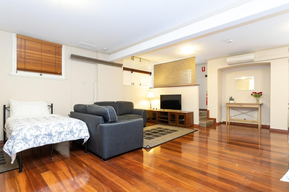 Bed, TV and multimedia, Decorative detail, Seating area