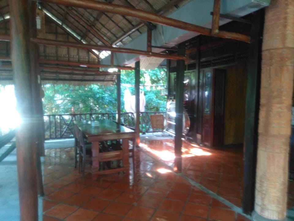 Restaurant/places to eat, Facade/entrance