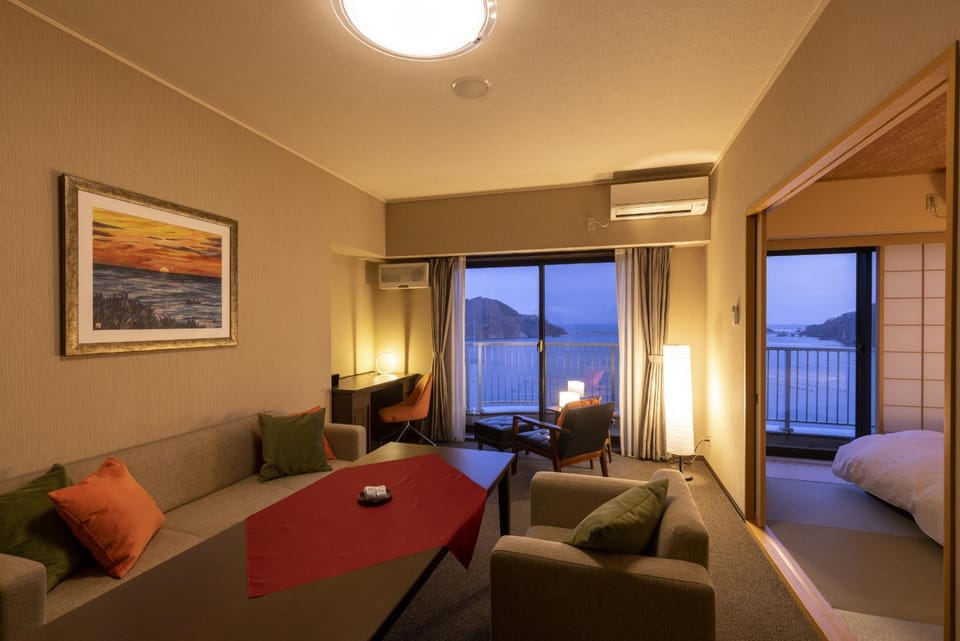 Photo of the whole room, Sea view