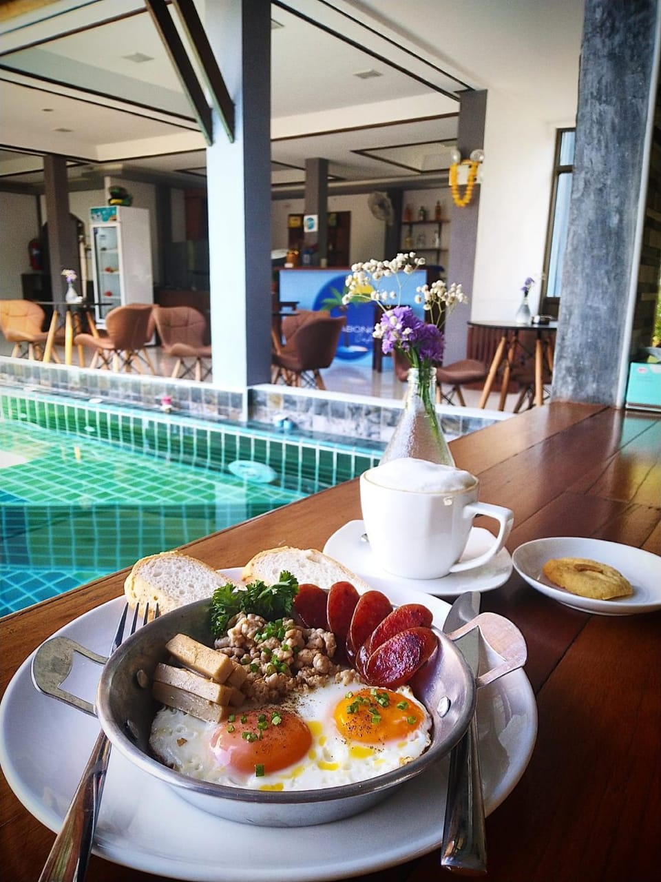 Swimming pool, Breakfast