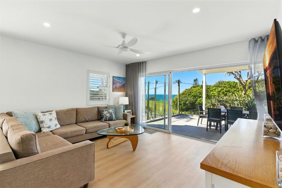 Unit 2 Beach Gallery Apartment in Coolum Beach