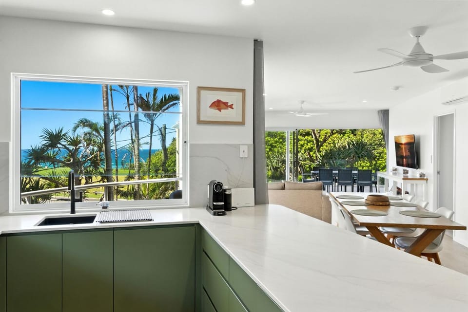 Unit 2 Beach Gallery Apartment in Coolum Beach