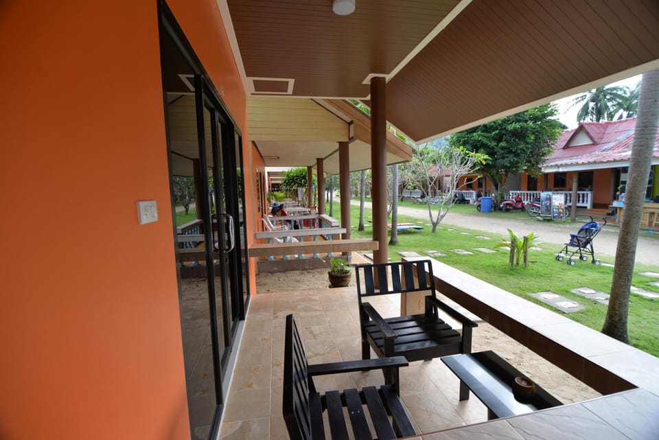 Lanta Bee Garden Bungalow SHA Extra Plus Bed and Breakfast in Sala Dan