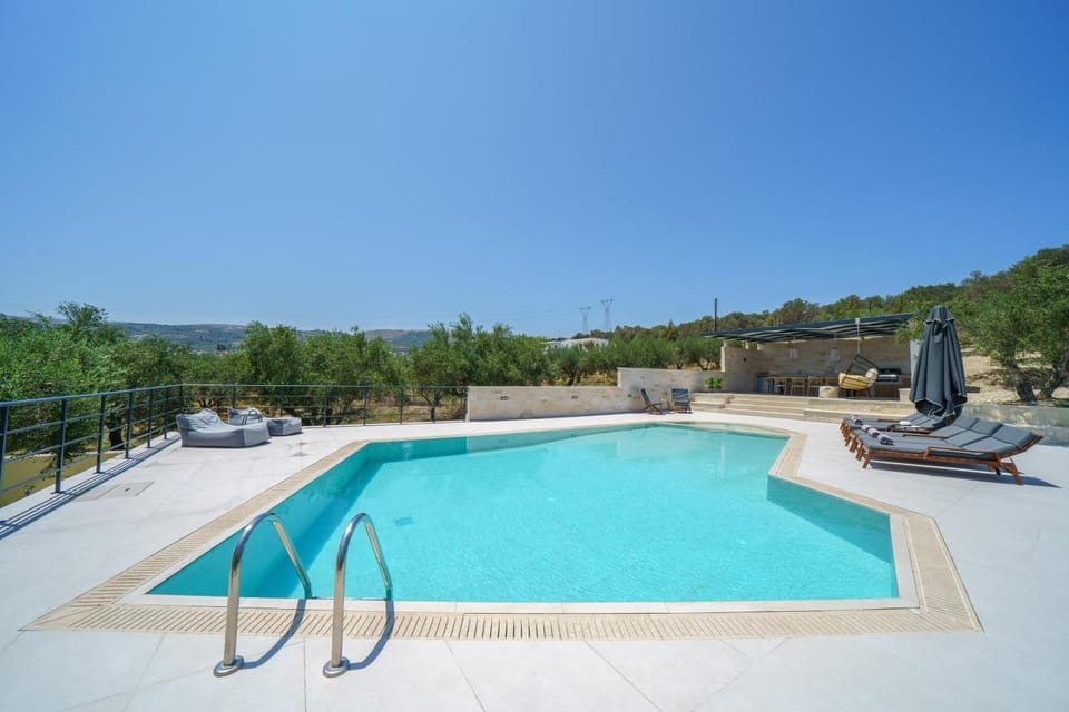 Day, Natural landscape, Pool view, Swimming pool, Swimming pool, sunbed