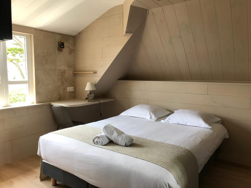 Photo of the whole room, Bedroom