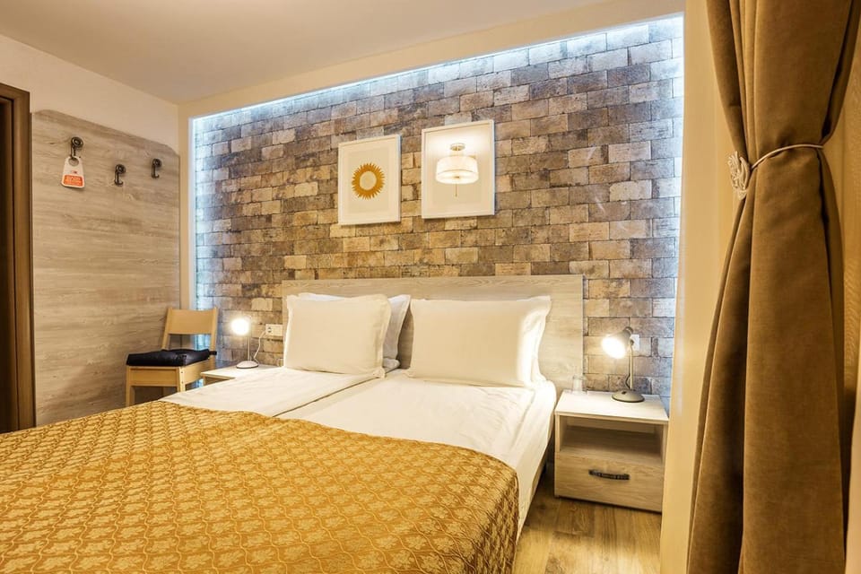 Bed, Photo of the whole room, Seating area, Bedroom