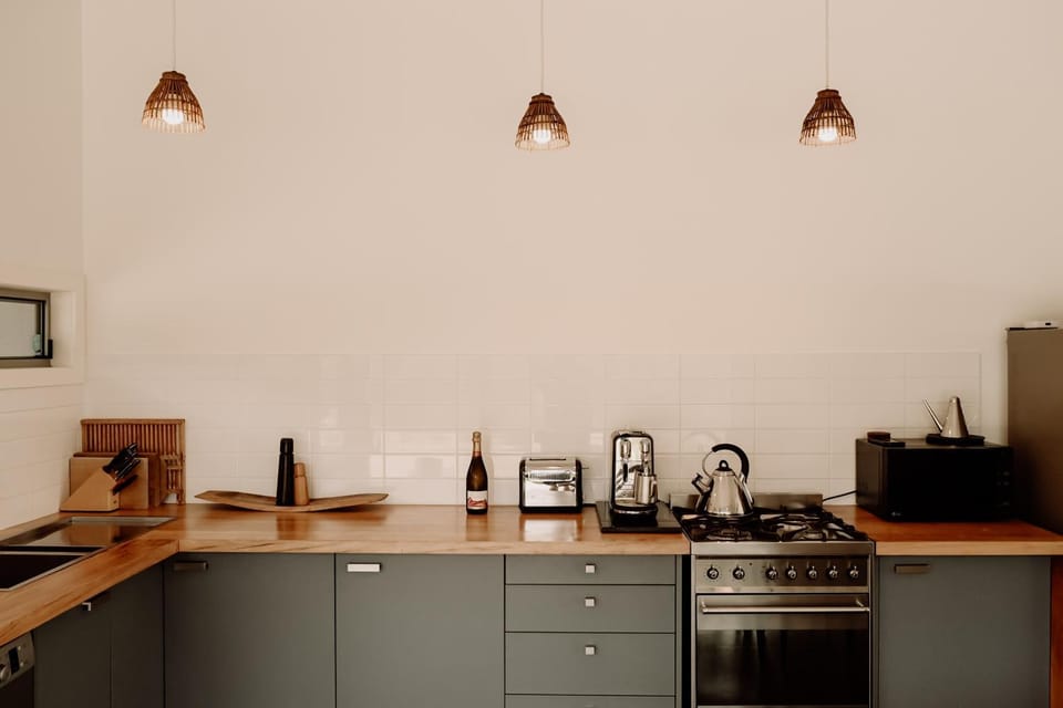 Coffee/tea facilities, Kitchen or kitchenette, stove, toaster