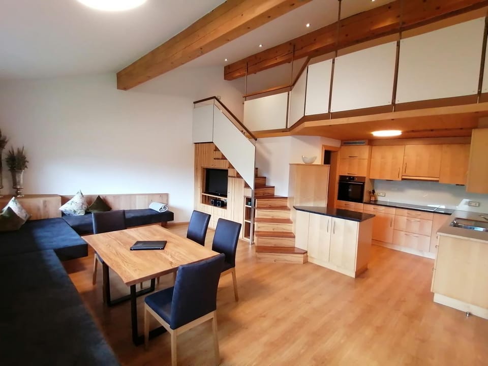 Kitchen or kitchenette, Living room, Seating area, Dining area