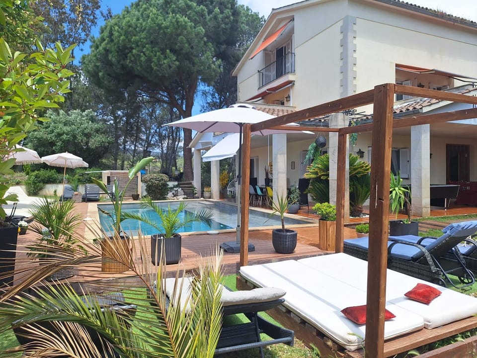 Property building, Patio, Spring, Day, Natural landscape, Garden, Garden view, Pool view, Swimming pool, sunbed