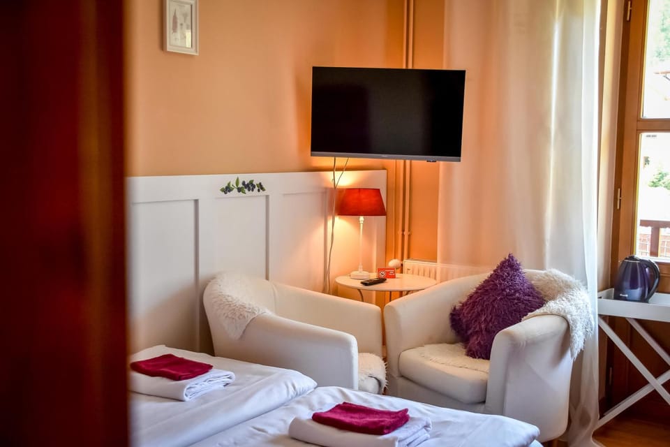Bed, TV and multimedia, Photo of the whole room, Bedroom, towels