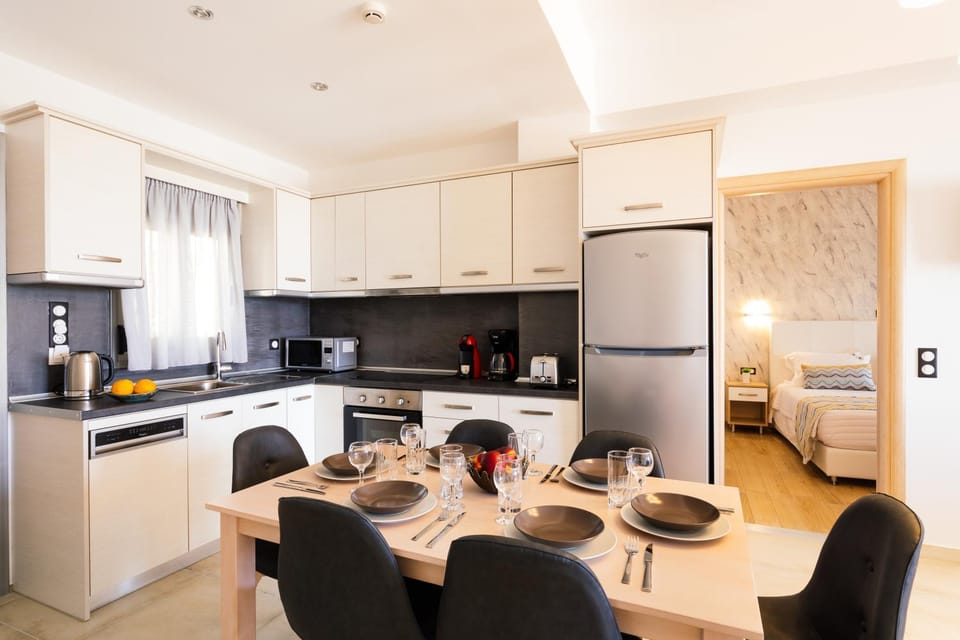 Kitchen or kitchenette, Dining area, Bedroom