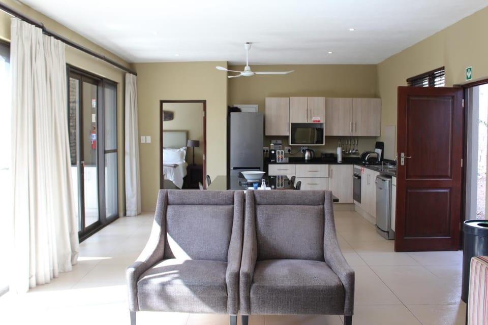 Kitchen or kitchenette, Living room, Seating area, Dining area, oven, stove