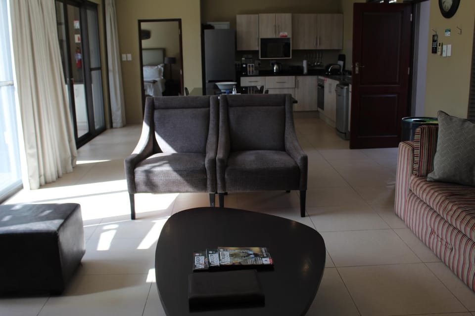 Kitchen or kitchenette, Living room, Seating area, Dining area, stove