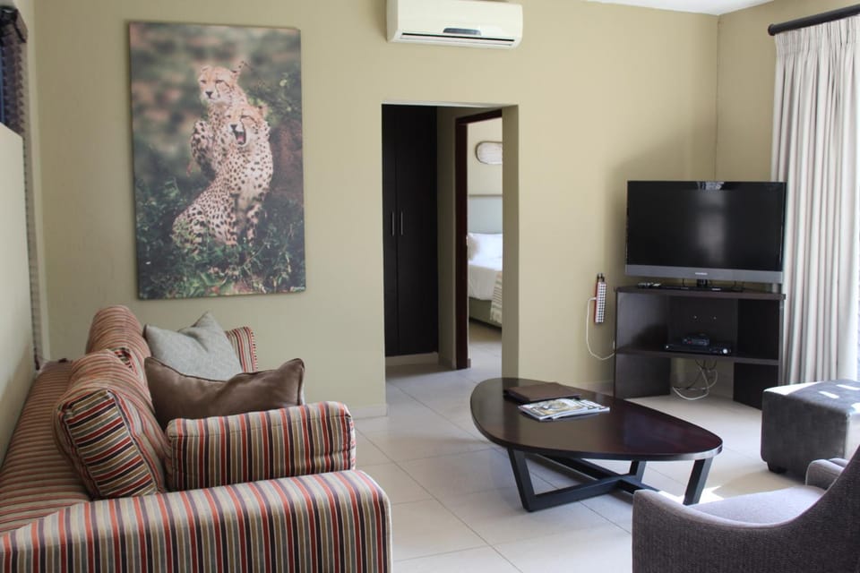 Communal lounge/ TV room, TV and multimedia, Living room, Seating area, Evening entertainment, air conditioner