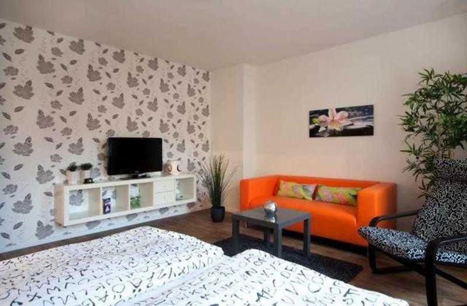 TV and multimedia, Seating area, Bedroom